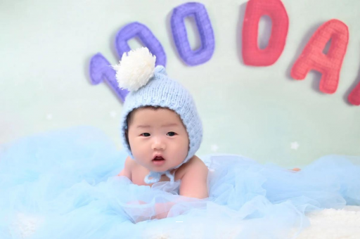 潮州宝宝咬手指甲怎么回事